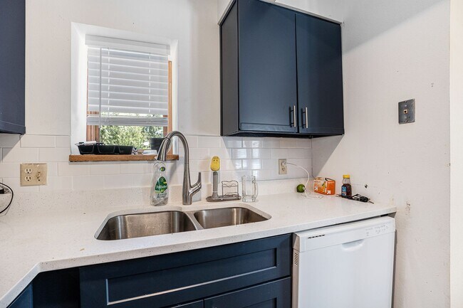 Building Photo - 2 Bedroom Cottage Oasis on The Hill!