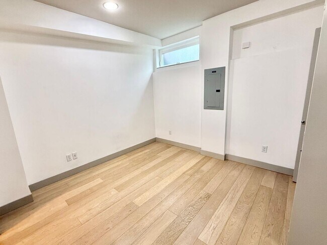 Building Photo - 2 Bed + Den 2 Bathroom Eastlake Townhome with Spectacular Views