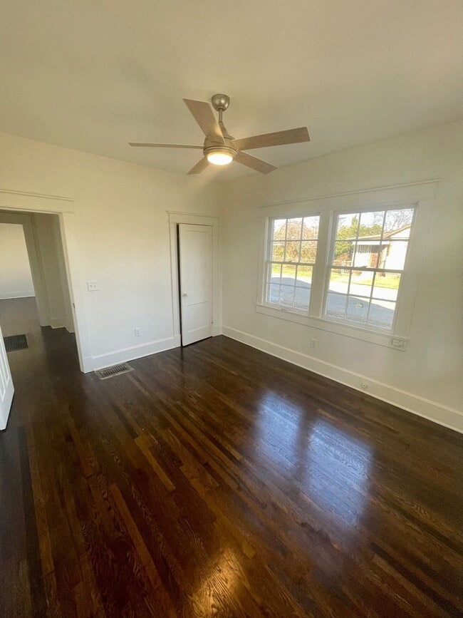 Building Photo - Charming 5 Bed, 3 Bath Home in the Heart o...