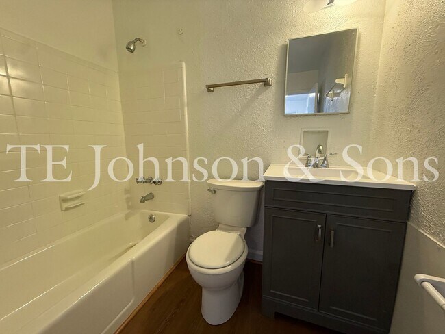 Building Photo - Updated Unit with Granite Counters & Off-Street Parking in Winston-Salem