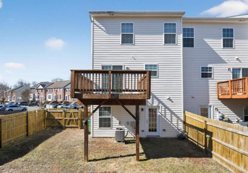 Building Photo - 211 Dundee Pl