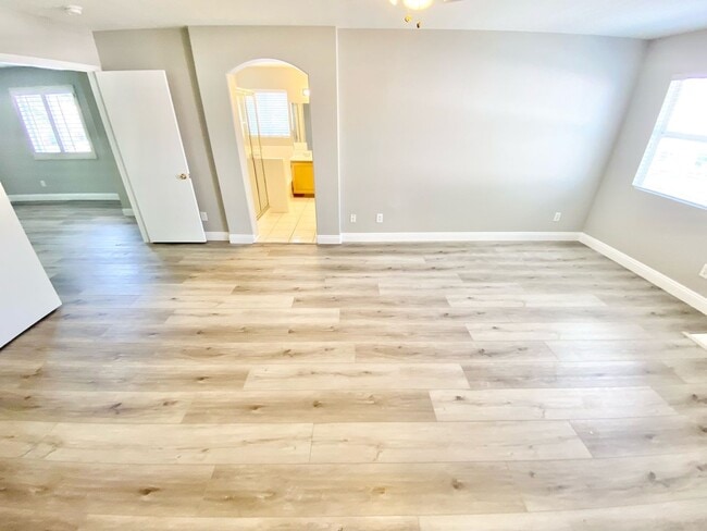 Building Photo - STUNNING 2 BEDROOMS 2.5 BATHROOMS TWO STORY TOWNHOUSE IN GATED COMMUNITY!