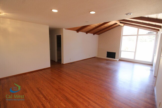 Building Photo - $4895 - Large beautiful 3/2 Home located i...