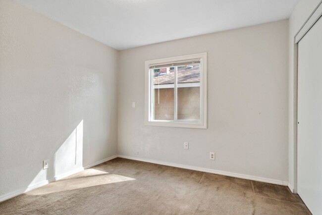 Building Photo - 6 Bed 3 Bath Accessible Rambler