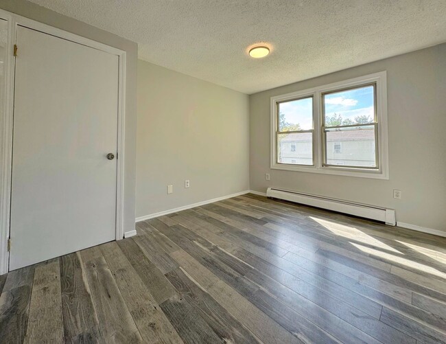 Building Photo - Cozy 2 bed 1.5 bath townhouse with modern ...