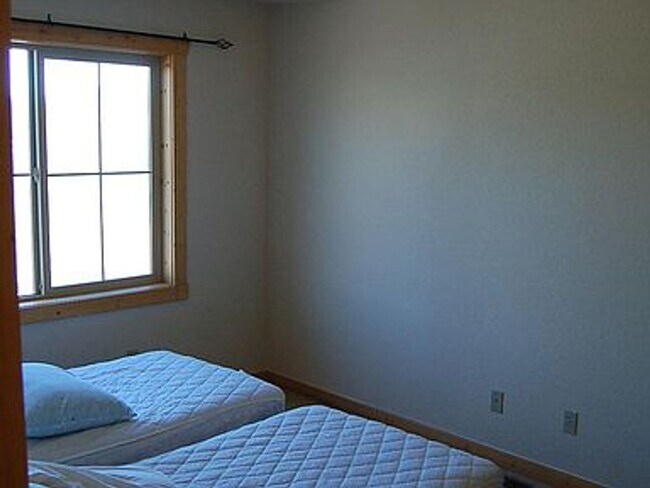 Building Photo - Granby Town House For Rent