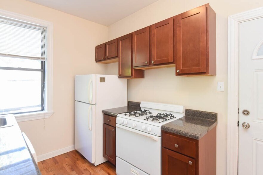 Building Photo - 1240 Oak Ave