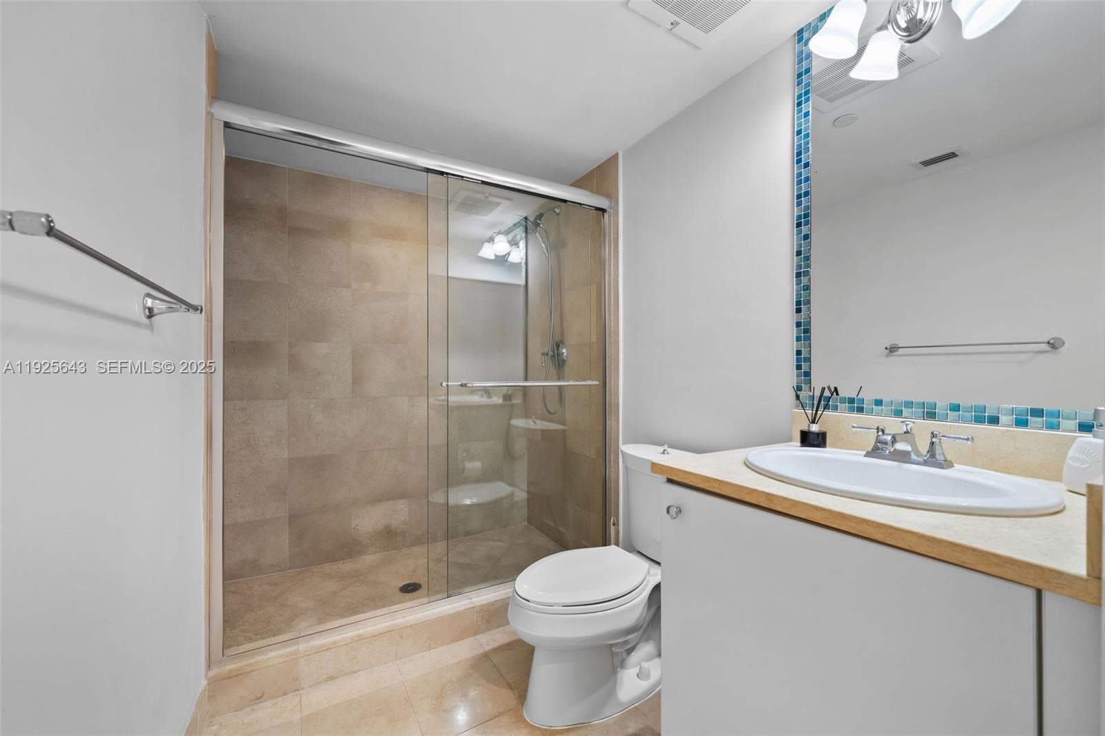 Building Photo - 19900 E Country Club Dr