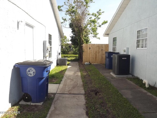 Building Photo - 2712 Oak Hammock Dr