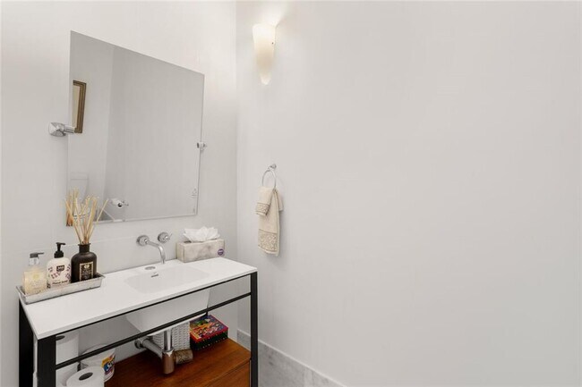 Building Photo - 3338 Peachtree Rd NE