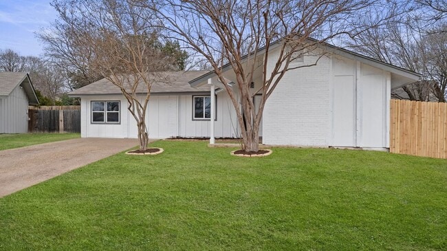 Building Photo - 1112 Village Green Dr