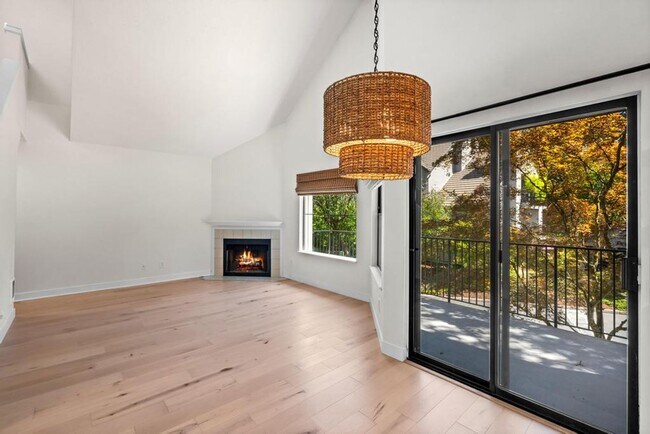 Building Photo - Stylish Lake Oswego 1 Bedroom Condo with Loft — Walk to Shops & Parks