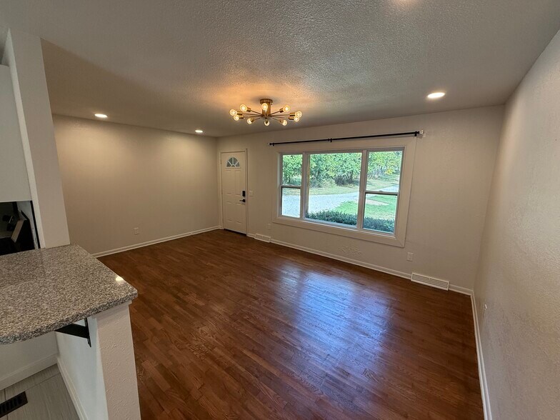 Building Photo - 3979 S Farm Road 193