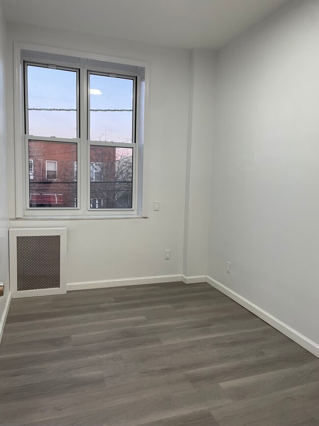 Building Photo - 1842 W 12th St