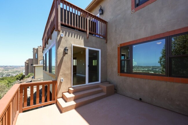 Building Photo - 4960 Vista Pl