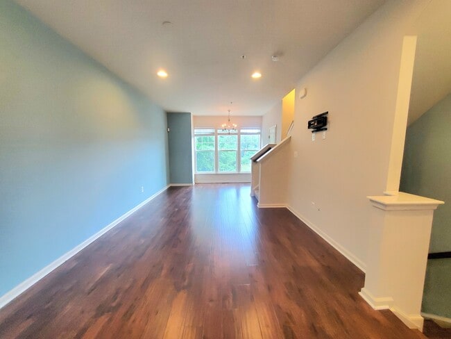 Building Photo - 135 Prado Ln