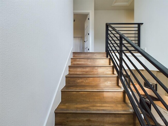 Building Photo - 1402 W 51st St