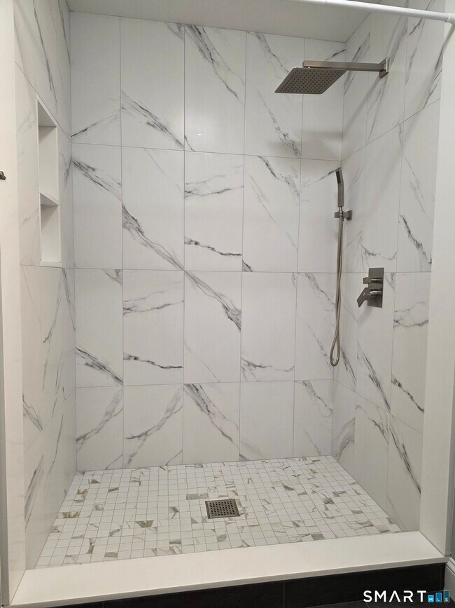 Building Photo - 87 Aspetuck Vlg