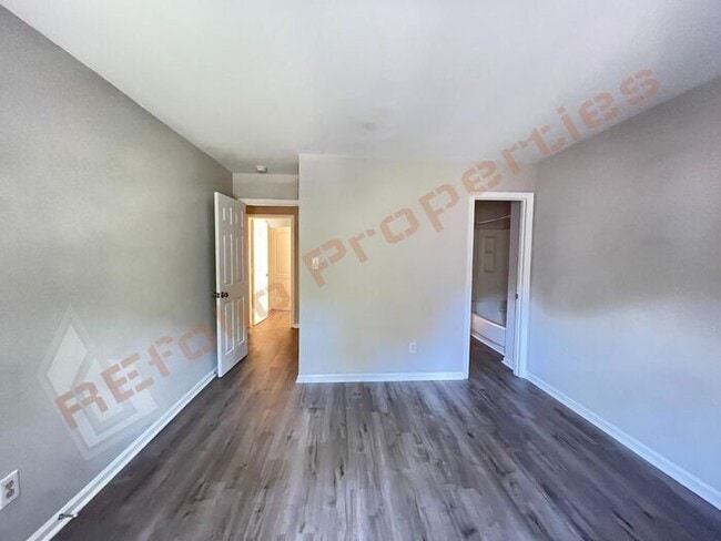 Building Photo - Carpetless 2 BD 2.5 Bath 2 Story Quadplex ...