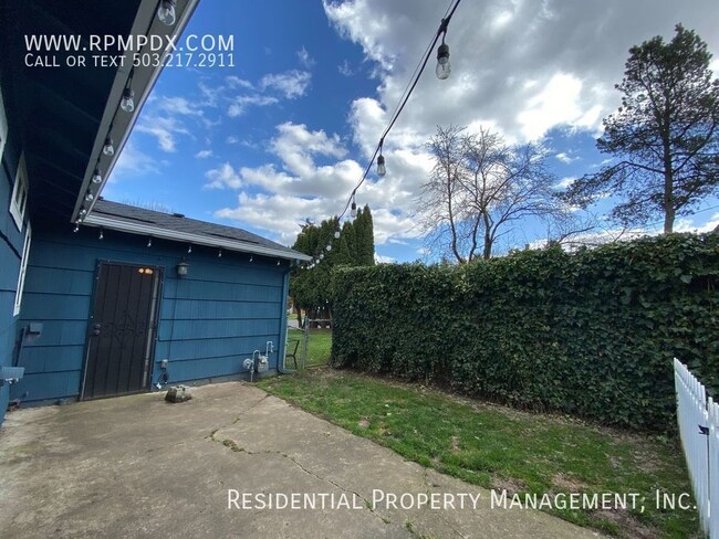 Building Photo - Classic North Portland Bungalow!