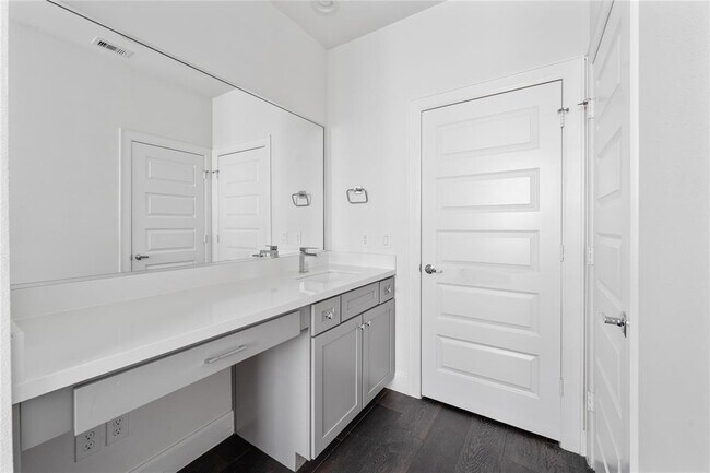 Building Photo - 2737 Clinton Dr
