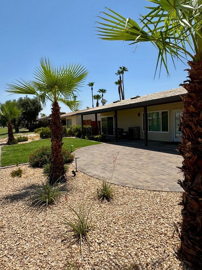 Building Photo - 3 Bedroom Pool Home on Golf Course