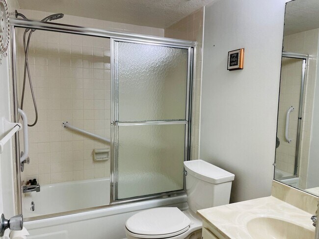 Building Photo - Palm Colony Indialantic, ground floor full furnished unit