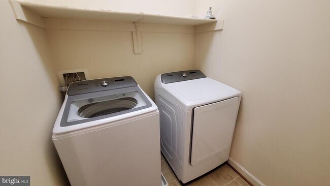 Building Photo - 631 Hurdle Mill Pl