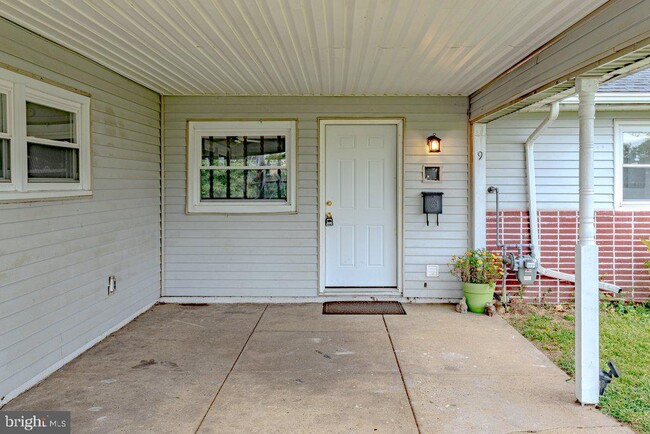 Building Photo - 9 Bloomfield Ln