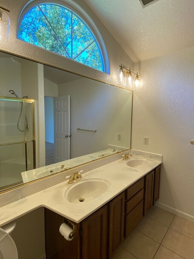 Building Photo - Vacaville 3bed/2bath home! Open floor plan...