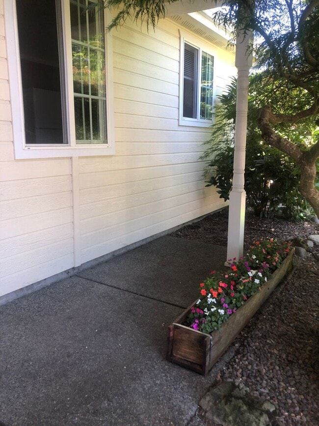 Building Photo - Well Maintained 3 bedroom, 2 bath house in...