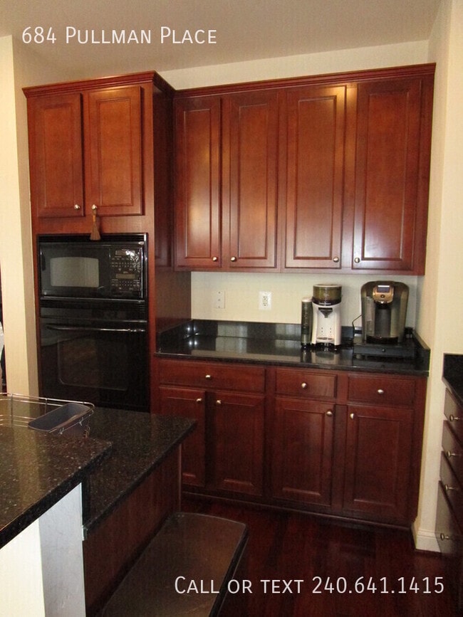 Building Photo - 684 Pullman Pl