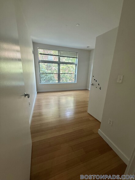 Building Photo - 601 Albany St