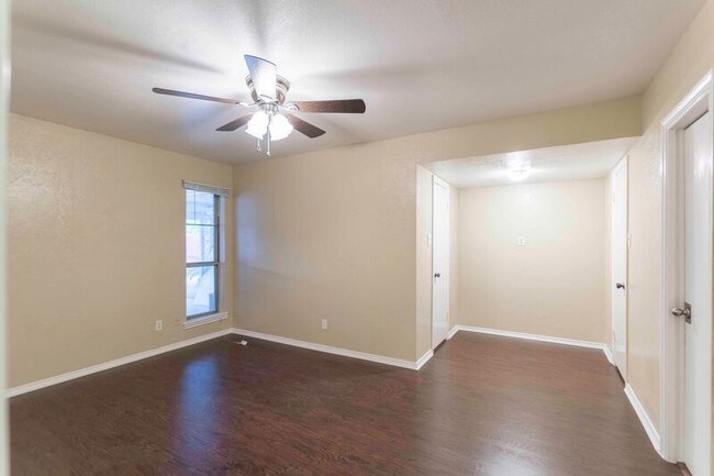 Building Photo - 817 W Rochelle Rd