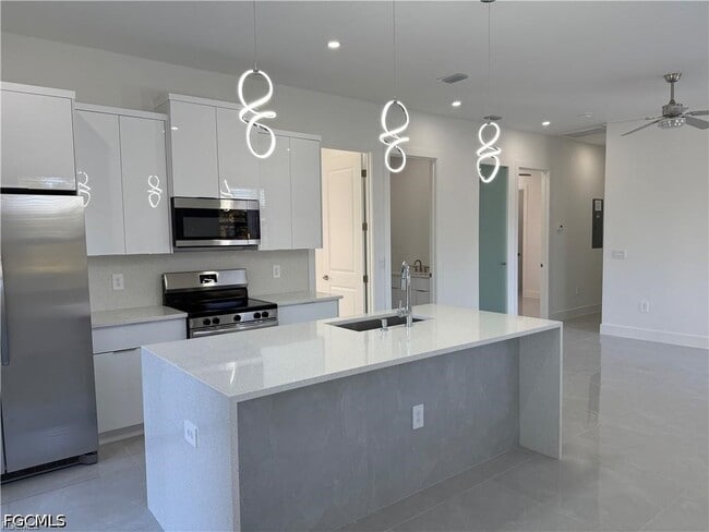 Building Photo - 207 W 15th St