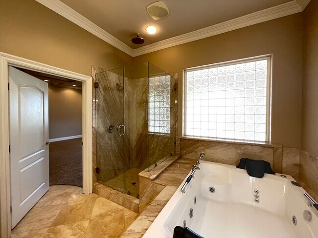 Building Photo - Carry Over Showing: This property has been...