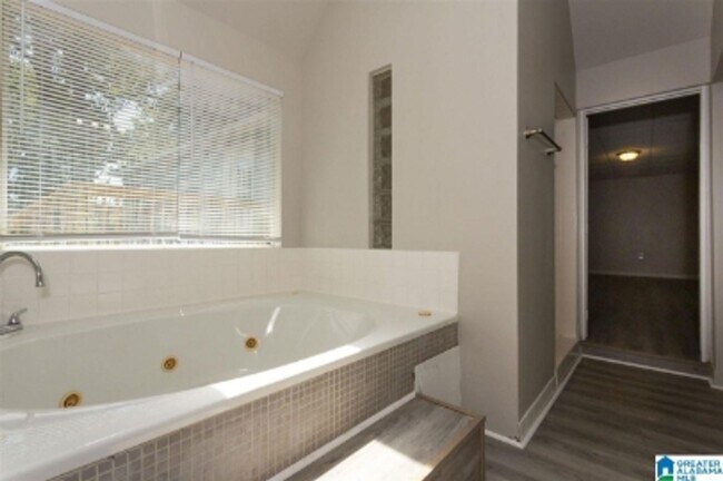 Building Photo - Flexible 3BR/2BA or 2BR + Den Home