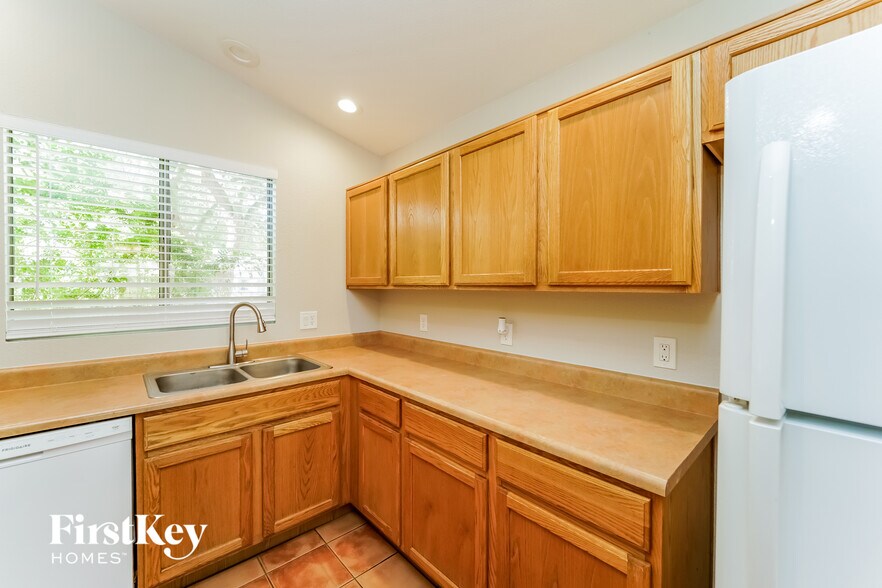 Building Photo - 2530 W Cezanne Cir