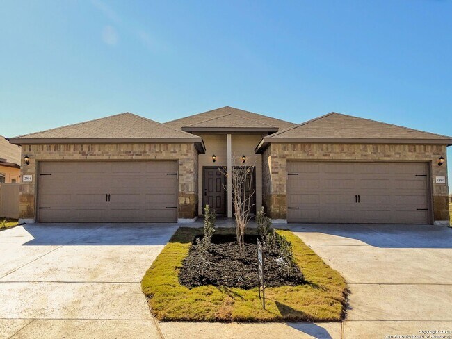 Primary Photo - Spacious & Stylish Duplex in New Braunfels!