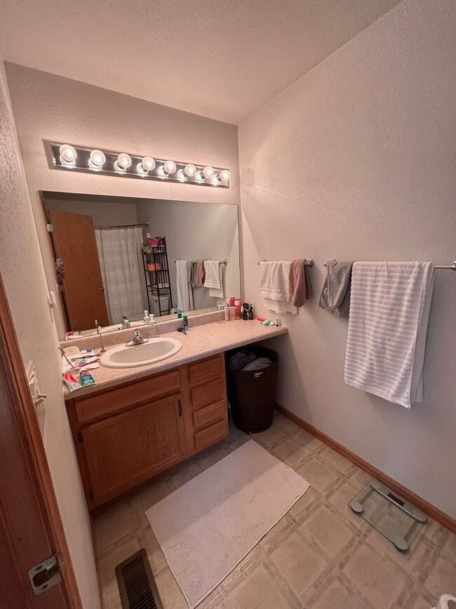 Building Photo - 3 BED | 2.5 BATH | SINGLE GARAGE | RAPID VALLEY