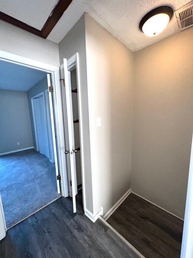 Building Photo - WATERFRONT CONDO IN LAKE PARK