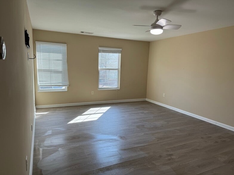 Building Photo - 1620 Shire Village Dr