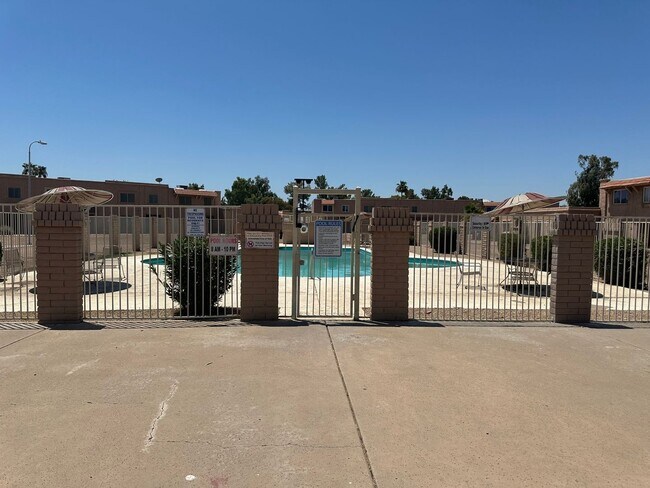 Building Photo - Spacious 4BR Townhome in Phoenix
