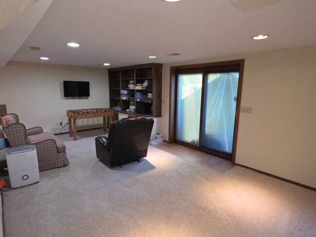 Building Photo - Updated 4 bedroom home in Merton