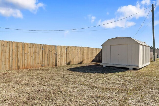 Building Photo - Cozy 3 Bed 2 Bath Home Available Now thru July 2026!