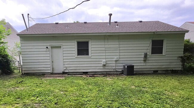 Building Photo - Nice 2 Bedroom 1 Bath bungalow! Garage! $925