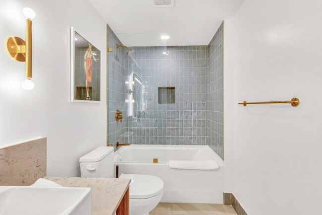 Building Photo - 601 NE 1st Ave