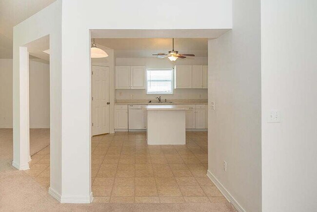 Building Photo - "Coastal Comfort Awaits: Charming 3-Bed, 2...