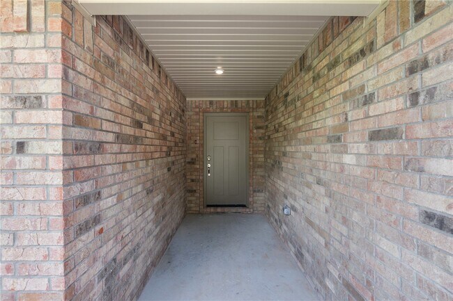 Building Photo - 17 Hollow Way Dr