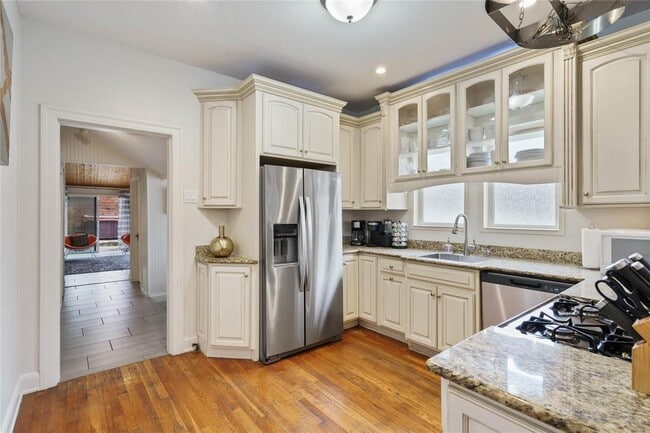 Building Photo - 2106 Kenwood Ave